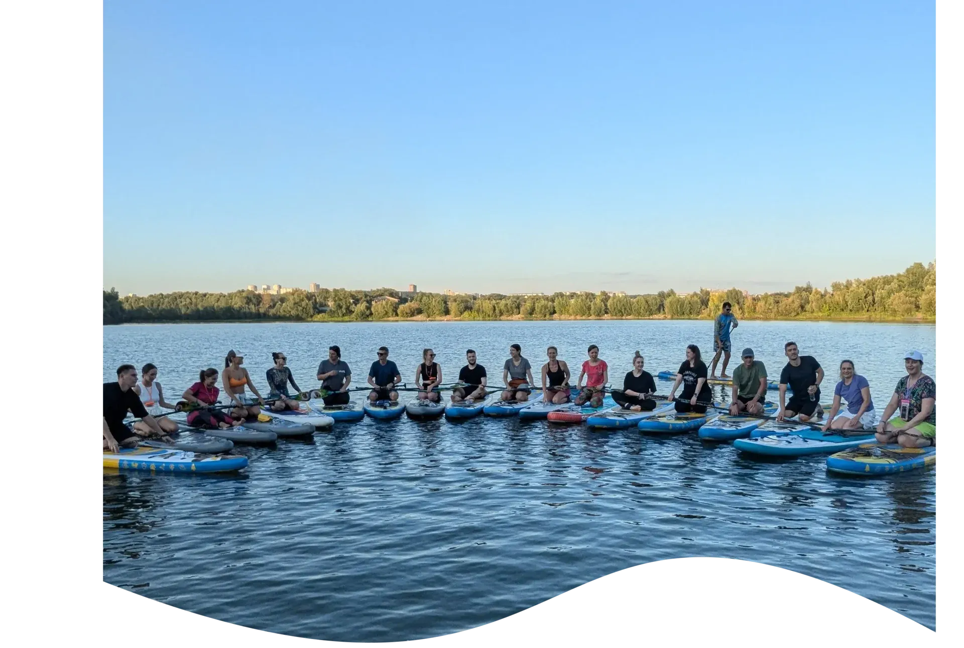 Корпоративная SUP-прогулка: команда на сапах на воде